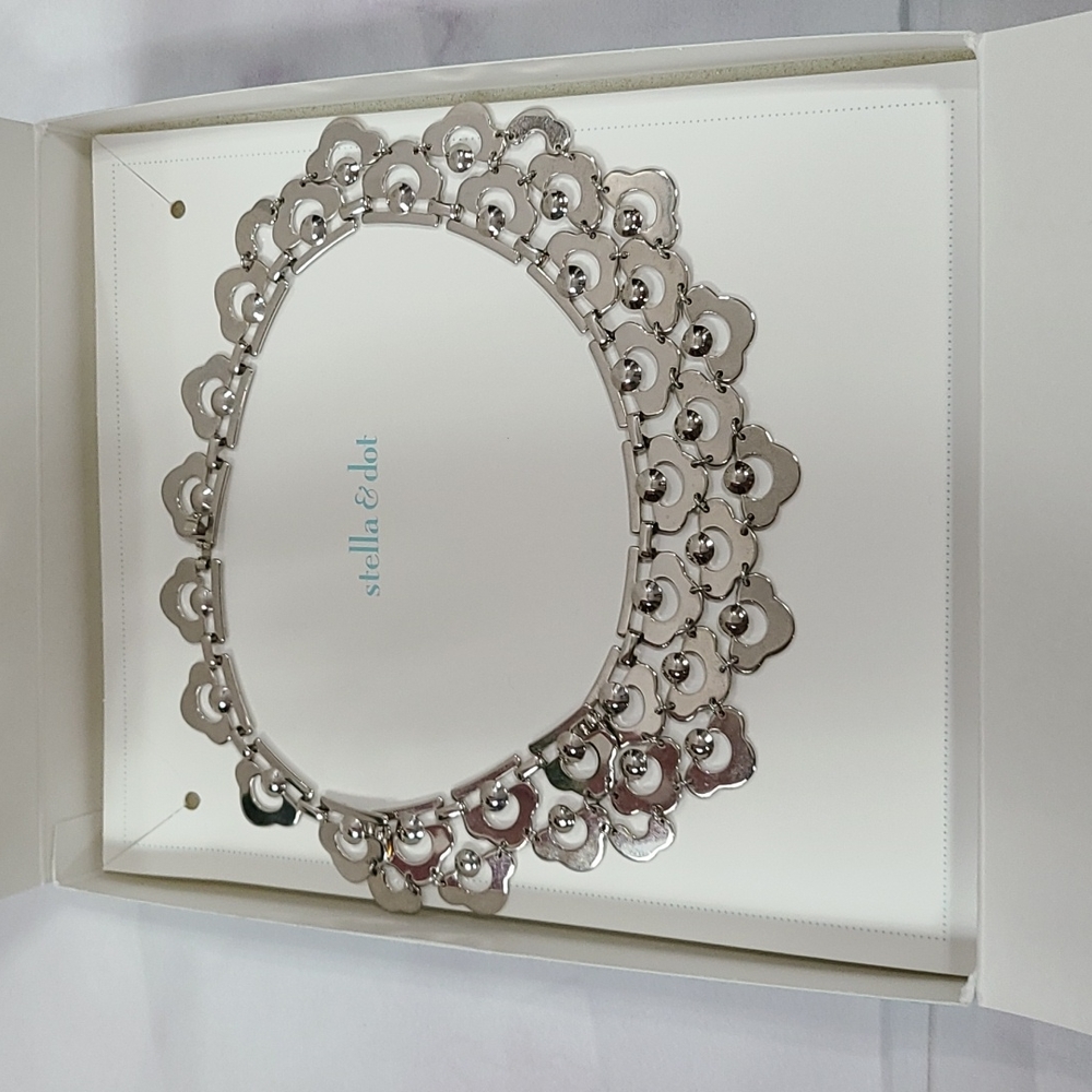 Stella & Dot Alexandria  Scalloped Statement Necklace - Picture 4 of 9